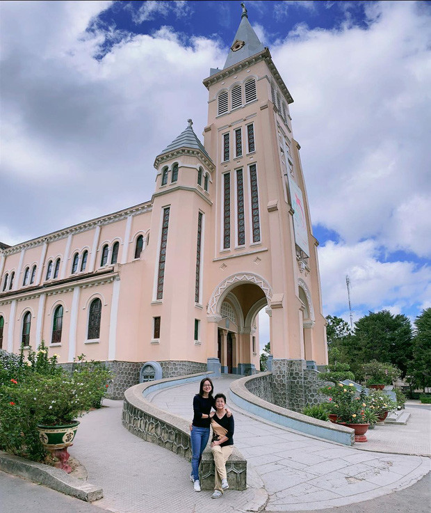 Nhiều điểm du lịch nổi tiếng như Thung Lũng Tình Yêu, Đường hầm đất sét, Thác Datanla, Quảng trường Lâm Viên hay các khu vực quán xá trước kia thường tập trung đông người, nay đều trở nên vắng vẻ.