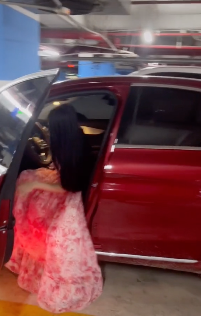 Dưới đoạn clip được cho là của hot girl tài chính trên, nhiều netizen đã lập tức để lại comment trêu chọc, cười cợt cho hành động của cô nàng.