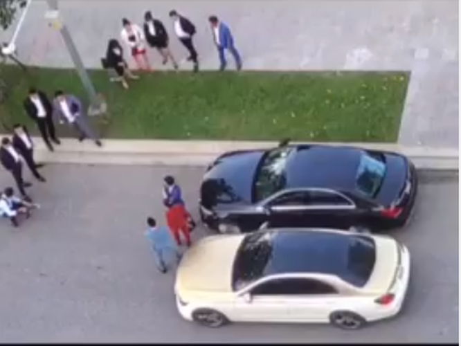 Bất chấp ngày hay đêm, các nhóm nhỏ "chủ tịch" tư vấn tài chính vẫn đang miệt mài chụp ảnh...