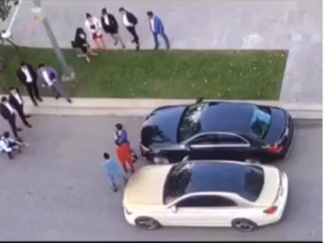 Bất chấp ngày hay đêm, các nhóm nhỏ "chủ tịch" tư vấn tài chính vẫn đang miệt mài chụp ảnh...