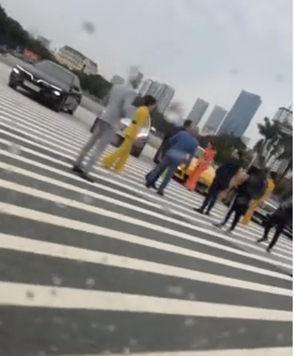 Không chỉ sống ảo 1 mình, dàn hot girl tài chính còn rủ rê nhau cùng "phông bạt".