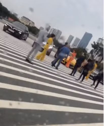 Không chỉ sống ảo 1 mình, dàn hot girl tài chính còn rủ rê nhau cùng "phông bạt".