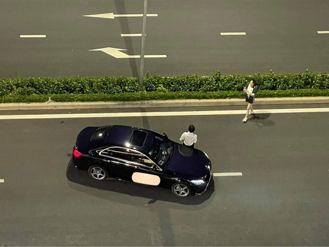 Dừng xe giữa đường, chàng tư vấn viên tài chính thể hiện màn "phông bạt" của mình và lập tức trở thành chủ đề bàn tán của CĐM.