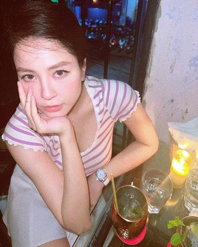 Xu hướng Minimalism được nhiều cô gái yêu thích vì có thể diện ở mọi lúc, mọi nơi. Là một người yêu thời trang nên Trâm Anh cũng không nằm ngoài cuộc chơi.