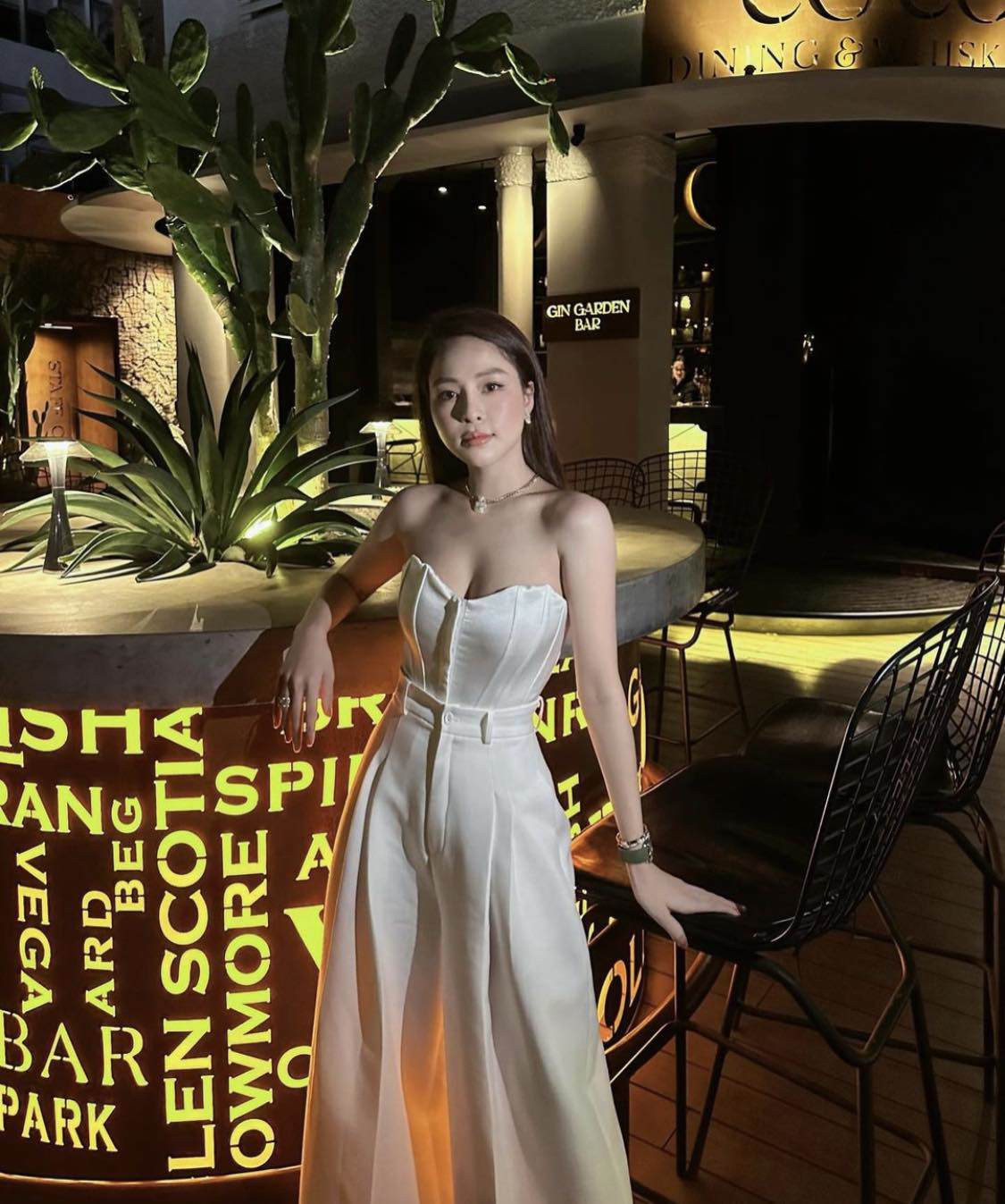 Đơn giản nhưng không đơn điệu, loạt váy áo của Trâm Anh chứng minh điều đó. Cô chú trọng trong việc lựa chọn chất liệu, những đường may tinh xảo, để làm toát lên được sự thanh lịch, sang trọng và tinh tế khi mặc.