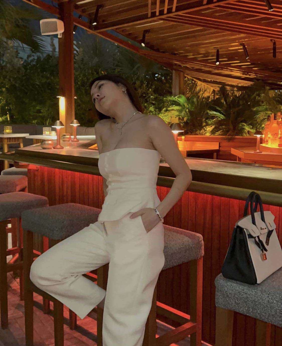 Điểm nhấn ở phía trước áo có chi tiết buộc dây đơn giản. Để tránh tối đa sự cố với thiết kế áo khá hở này, Trâm Anh phối cùng bra đen, dáng quây, tạo nên tổng thể đồng điệu.