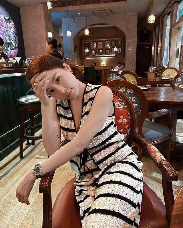 Nổi tiếng trên MXH khi tham gia một số chương trình trên truyền hình như Mảnh ghép tình yêu, Nóng cùng World Cup, Trâm Anh luôn là cái tên thu hút nhiều sự chú ý nhờ nhan sắc xinh đẹp, vóc dáng gợi cảm cùng gu ăn mặc thời thượng, sang trọng.