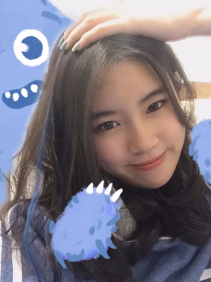 "Trời lạnh mà sao chị hot thế?", "Con gái người ta 18 tuổi nó phải hừng hực sức sống như thế này mới chuẩn chứ." hay "Chỉ 2 chữ thôi: Đẳng cấp!" là những bình luận mà dân tình để dưới bài viết của Pháo.