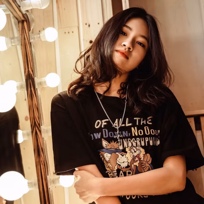 Dù sở hữu body cân đối và cao ráo nhưng đây là lần đầu tiên nữ rapper sinh năm 2003 này tự tin khoe dáng trên MXH.