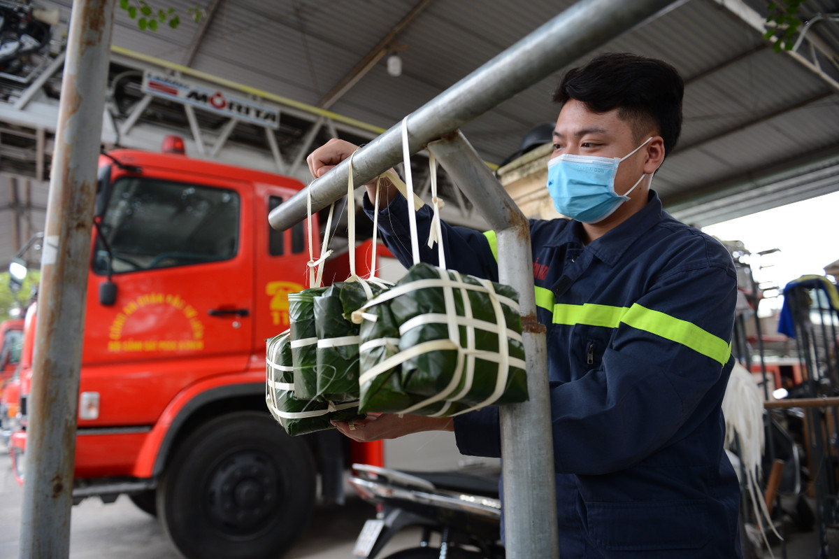 Những chiến sĩ trẻ của đội Cảnh sát Cảnh sát Phòng cháy chữa cháy và Cứu nạn cứu hộ (PCCC và CNCH) quận Bắc Từ Liêm (Hà Nội) hào hứng khoe thành quả là những chiếc bánh chưng siêu đẹp.