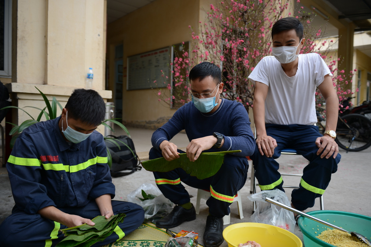 Nguyên liệu và những chiếc lá dong được các chiến sĩ chọn lựa kỹ càng, sạch sẽ để làm sao cho ra được một chiếc bánh chưng ngon nhất, đẹp mắt nhất để cho dịp Tết Tân Sửu.