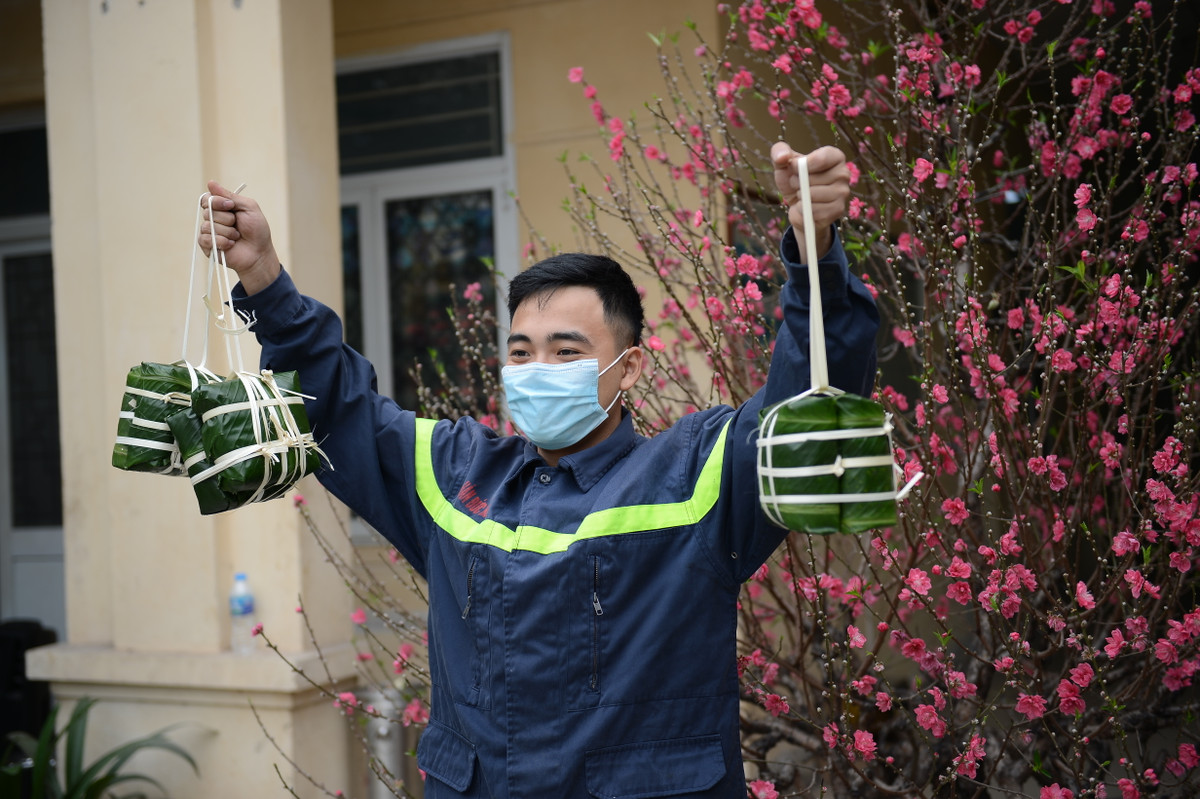 Chiến sĩ đội đội Cảnh sát Cảnh sát Phòng cháy chữa cháy và Cứu nạn cứu hộ (PCCC và CNCH) quận Bắc Từ Liêm (Hà Nội) khoe thành quả.