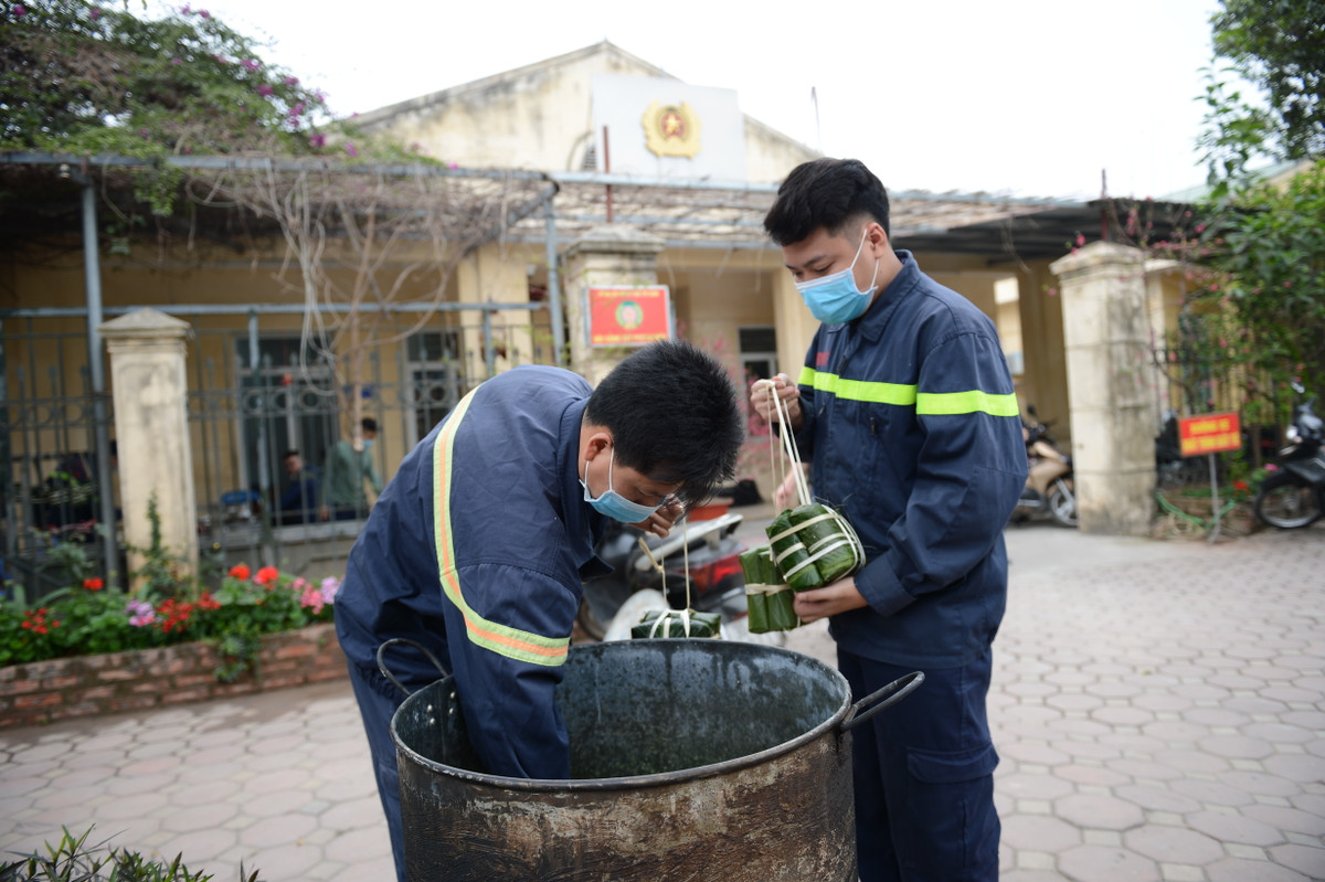 Sau nửa ngày, 90 chiếc bánh theo kế hoạch đã được gói xong và được xếp vào nồi mang đi luộc.