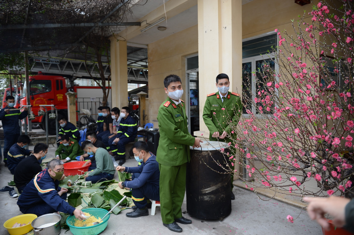 Sau khi khâu gói bánh đã xong, các chiến sĩ của đội Cảnh sát Cảnh sát Phòng cháy chữa cháy và Cứu nạn cứu hộ (PCCC và CNCH) quận Bắc Từ Liêm (Hà Nội) "nổi lửa" để luộc thành quả từ đôi bàn tay khéo léo của mình.
