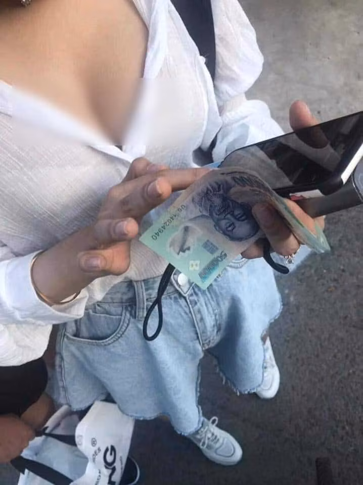 Bên cạnh một số ý kiến cho rằng các bạn nữ khi nhận đồ nên ăn mặc chỉn chu, lịch sự, tránh gây phản cảm thì cũng có những bình luận cho rằng các shipper không nên chụp ảnh người khác như vậy.