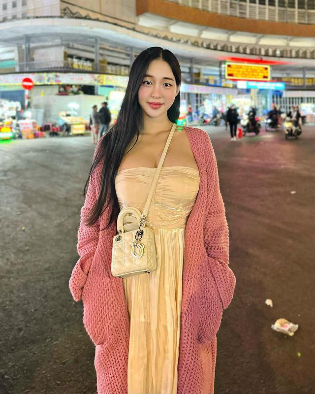 Cô lựa chọn váy lụa tông màu pastel phối cùng áo dáng dài, phù hợp mặc vào buổi tối khi tiết trời hơi se lạnh. Outfit đơn giản, điệu đà lại có độ rộng rãi vừa vặn giúp Ngọc Thảo thoải mái vận động, di chuyển.