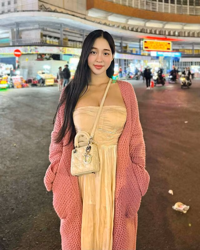 Cô lựa chọn váy lụa tông màu pastel phối cùng áo dáng dài, phù hợp mặc vào buổi tối khi tiết trời hơi se lạnh. Outfit đơn giản, điệu đà lại có độ rộng rãi vừa vặn giúp Ngọc Thảo thoải mái vận động, di chuyển.