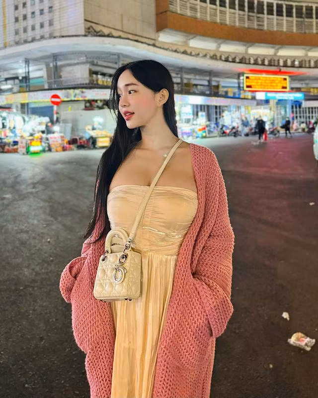 Mới đây, hình ảnh một cô gái xinh đẹp khoe dáng ở chợ đêm Đà Lạt trong trang phục nữ tính bao gồm váy cúp cùng áo cardigan.