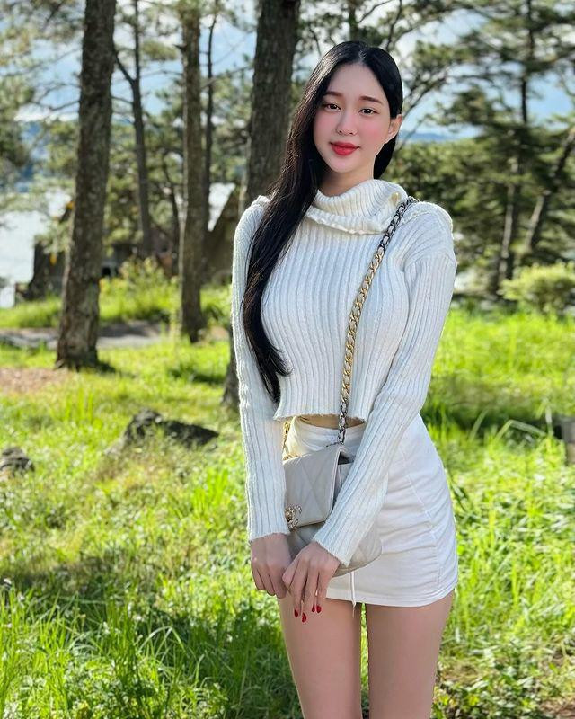 Không chỉ xinh đẹp, Ngọc Thảo còn sở hữu nhiều thành tích học tập nổi bật như giành giải học sinh giỏi Văn cấp quận, thành phố, tham dự chương trình học tập, trao đổi tại Singapore: Masters of the Century Singapore 2019 và nhiều chứng nhận sinh viên đóng góp tích cực trong hoạt động cộng đồng, hiến máu tình nguyện, công tác Đoàn - Hội tại trường.