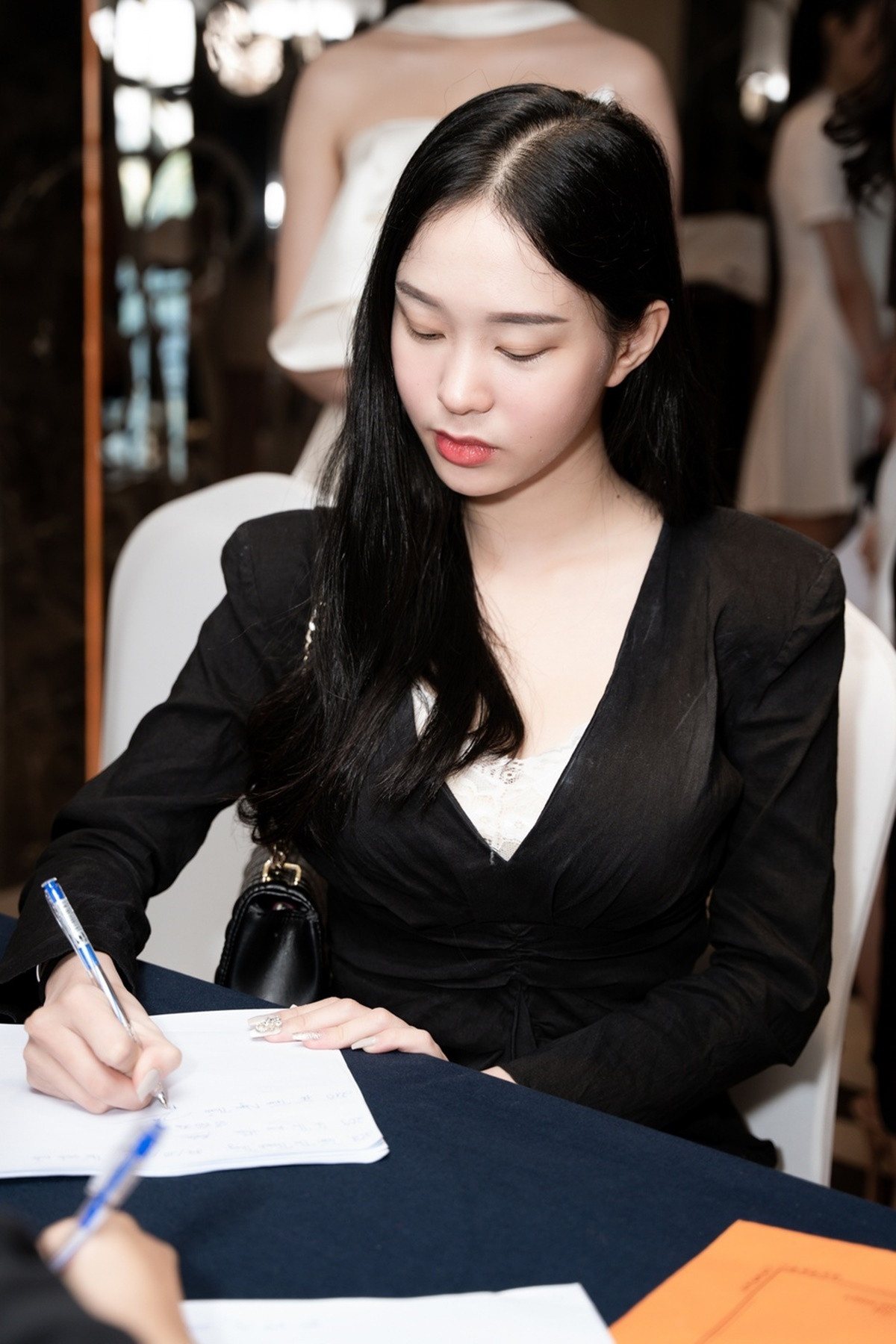 Để mặc gợi cảm mà không phô, Ngọc Thảo chú trọng đến các chi tiết cut-out cũng như độ hở vừa vặn của trang phục.