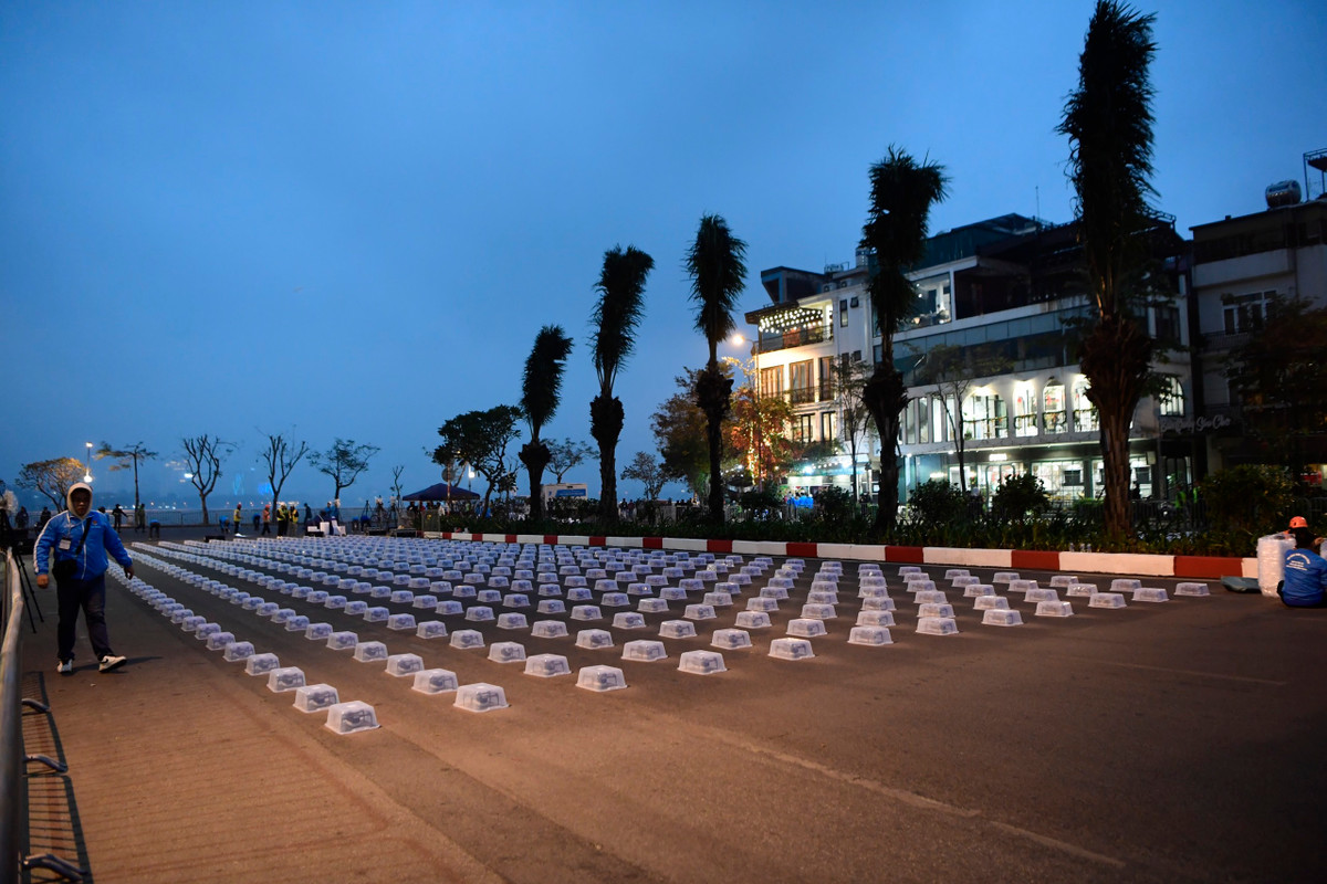 Đúng 21h30, bầu trời hồ Tây được thắp sáng bởi hàng nghìn chiếc drone điều khiển từ xa, những chiếc drone mở màn buổi biểu diễn bằng cách xếp hình Khuê Văn Các, biểu tượng của Hà Nội. Những chiếc máy bay xếp thành hình chùa một cột và hoa sen.