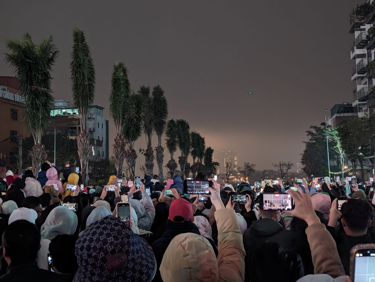 Đây là màn trình diễn với số lượng drone nhiều kỷ lục tại khu vực Đông Nam Á, đồng thời kết hợp cùng âm nhạc được sáng tác riêng bởi nhạc sĩ Quốc Trung, hệ thống âm thanh chất lượng cao và màn hình tường thuật trực tiếp được lắp đặt xung quanh khu vực hồ Tây, hứa hẹn sẽ là màn siêu trình diễn hoành tráng, "mãn nhãn mãn nhĩ" chưa từng có dành cho người dân Thủ đô và du khách trong dịp Tết Nguyên đán 2024.