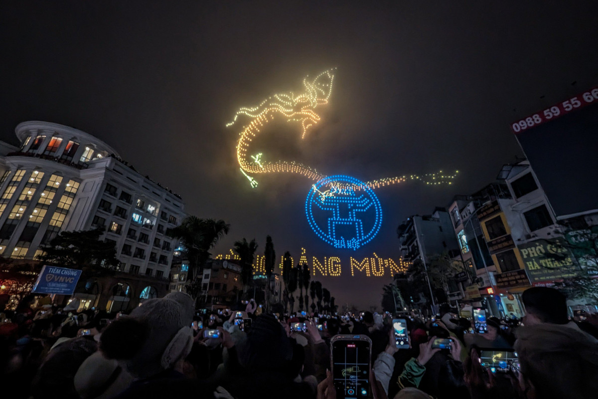 Tối 7/2 (tức 28 tháng chạp), tại khu vực ngã ba Văn Cao, Hồ Tây, Hà Nội đã diễn ra lễ tổng duyệt chương trình Lễ hội ánh sáng nghệ thuật Hà Nội - Rực rỡ Thăng Long, sự kiện nhằm chuẩn bị cho đêm Giao thừa.