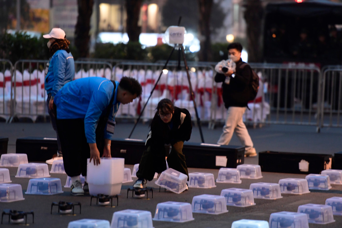 Trước đó, ngay từ sớm rất khá đông tình nguyện viên đã được BTC chương trình Lễ hội ánh sáng nghệ thuật Hà Nội - Rực rỡ Thăng Long huy động để sắp xếp những chiếc drone trước khi cất cánh.