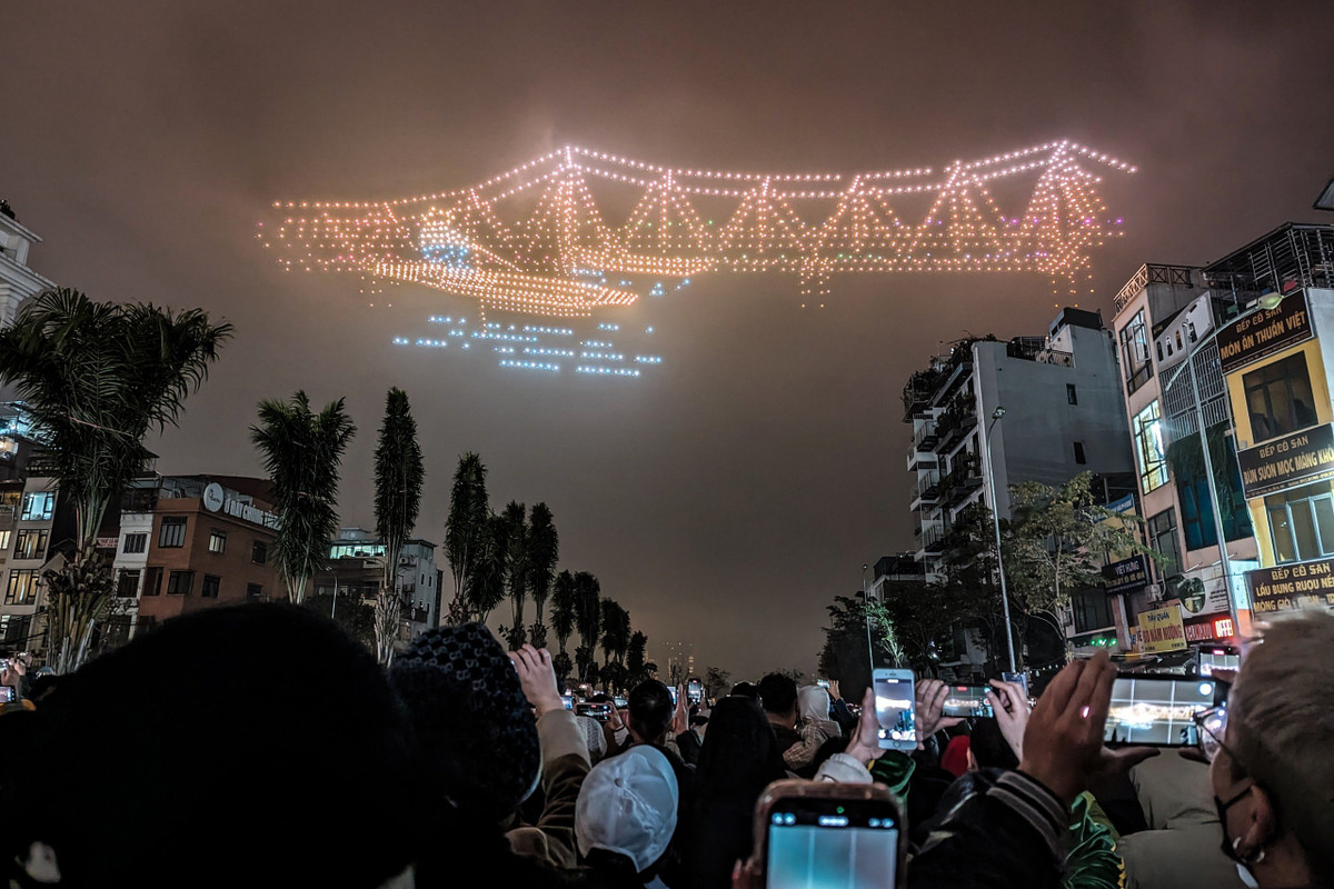 Dù chỉ là buổi tổng duyệt cho chương trình diễn ra đêm Giao thừa, nhưng những con đường dẫn tới Hồ Tây đều đông kín người dân tới chiêm ngưỡng những chiếc drone xếp thành hình chào năm mới trên bầu trời Hà Nội.