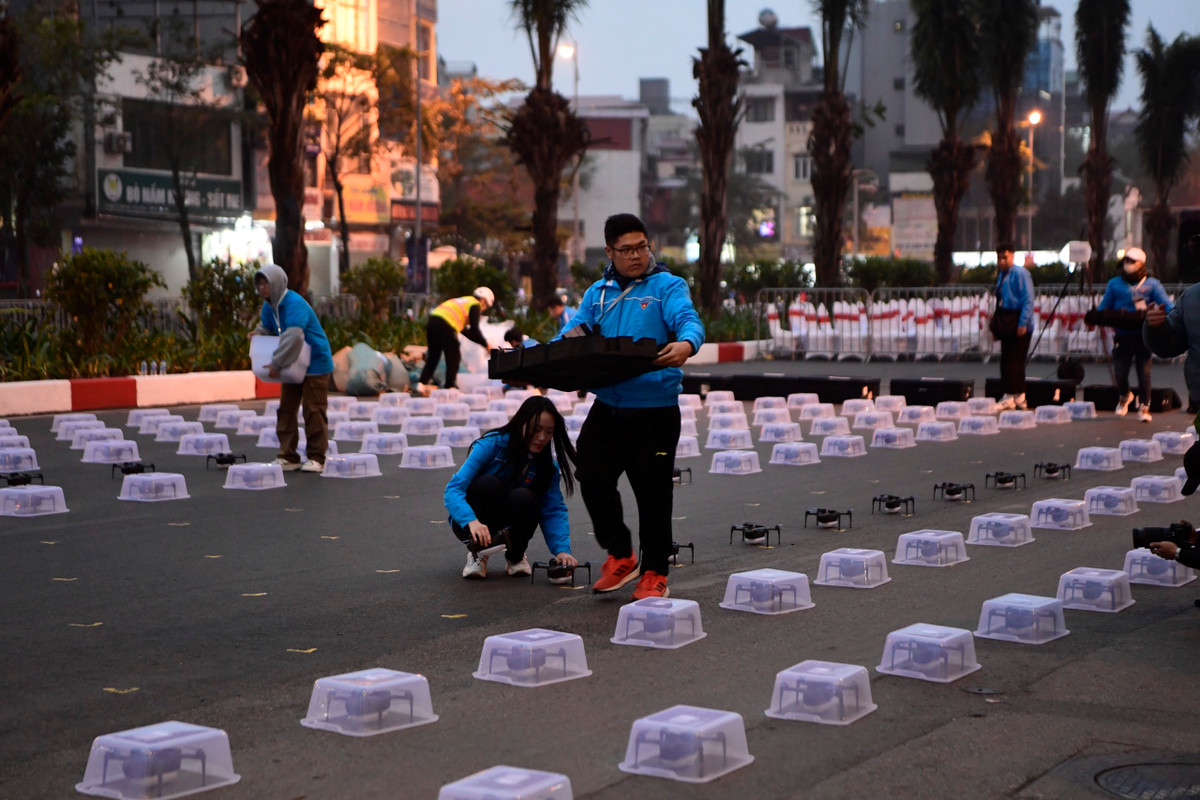Từng chi tiết chuẩn bị cho buổi bay tổng duyệt của chương trình Lễ hội ánh sáng nghệ thuật Hà Nội - Rực rỡ Thăng Long được các tình nguyện viên chuẩn bị bài bản.