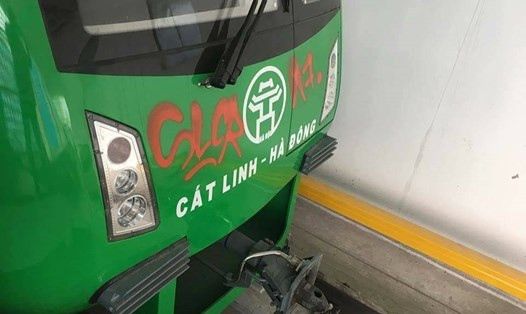Trước đó, tuyến tàu điện Cát Linh - Hà Đông tại Hà Nội cũng gặp phải tình trạng vẽ bậy như trên.