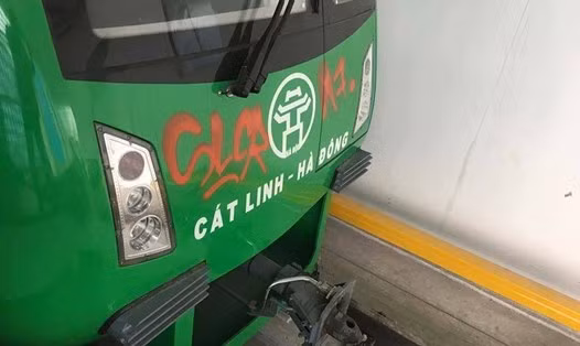 Trước đó, tuyến tàu điện Cát Linh - Hà Đông tại Hà Nội cũng gặp phải tình trạng vẽ bậy như trên.