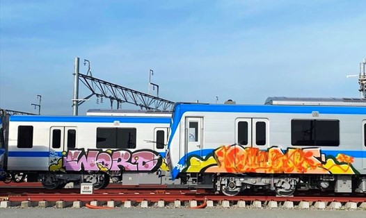 Cụ thể, đoàn tàu số 3 của tuyến metro số 1 bị vẽ bậy khi đang đậu tại Depot Long Bình, TP Thủ Đức. Vụ việc xảy ra vào sáng 30/4.