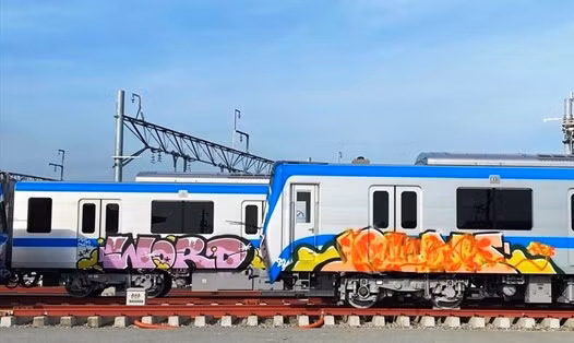 Cụ thể, đoàn tàu số 3 của tuyến metro số 1 bị vẽ bậy khi đang đậu tại Depot Long Bình, TP Thủ Đức. Vụ việc xảy ra vào sáng 30/4.
