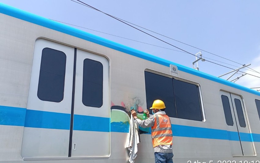 Sau khi trình báo công an địa phương sở tại, đơn vị nhà thầu đã chỉ đạo công nhân dùng dung môi để tẩy rửa.