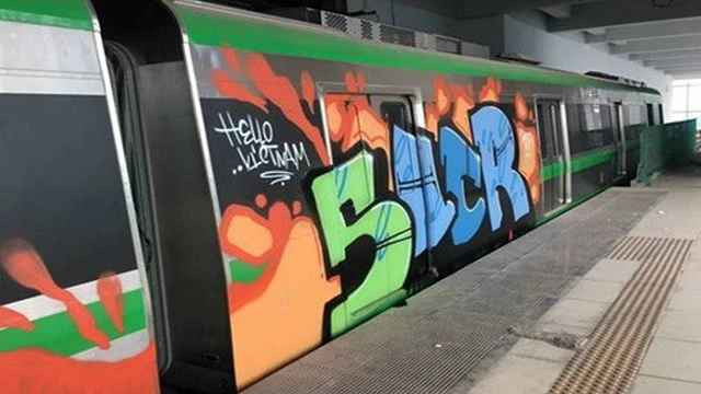 Trước việc nhiều lần tàu điện bị vẽ bậy TP HCM hay trước đó là ở Hà Nội, dân mạng bày tỏ sự bức xúc về hành động của một bộ phận mà cụ thể là những người yêu thích bộ môn vẽ nghệ thuật graffiti (thuộc nhóm các loại hình nghệ thuật đường phố khá phổ biến trên thế giới).