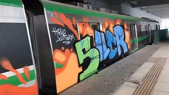 Trước việc nhiều lần tàu điện bị vẽ bậy TP HCM hay trước đó là ở Hà Nội, dân mạng bày tỏ sự bức xúc về hành động của một bộ phận mà cụ thể là những người yêu thích bộ môn vẽ nghệ thuật graffiti (thuộc nhóm các loại hình nghệ thuật đường phố khá phổ biến trên thế giới).