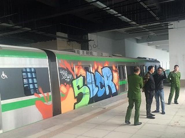 Cụ thể, một số thành viên mạng yêu cầu các nhà quản lý, cơ quan chức năng cần phải xử thật nghiêm khi phát hiện người thực hiện hành động vẽ bậy lên tàu điện. Không thể để tài sản công bị xâm hại như vậy.