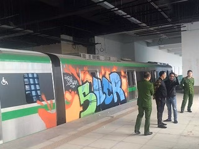 Cụ thể, một số thành viên mạng yêu cầu các nhà quản lý, cơ quan chức năng cần phải xử thật nghiêm khi phát hiện người thực hiện hành động vẽ bậy lên tàu điện. Không thể để tài sản công bị xâm hại như vậy.