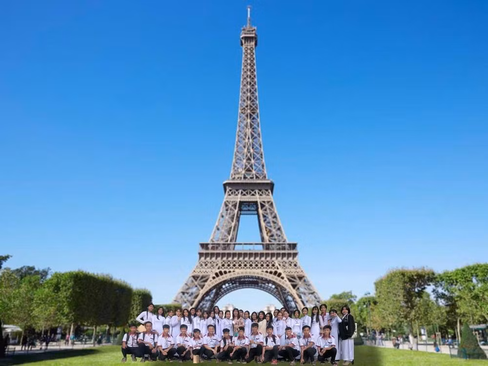 Sang Paris check-in với tháp Eiffel.