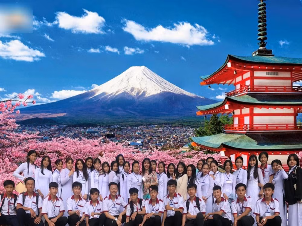 Mới đây, cư dân mạng truyền nhau những bức ảnh các bạn học sinh cùng lớp đi “du lịch” nhân dịp 20/11. Thậm chí, chuyến đi có khi chẳng tốn tới 1 xu lại tụ họp đông đủ các thành viên.