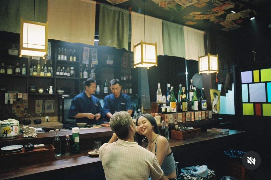 Không còn là hình ảnh thời thượng, sang trọng như Khánh My - cô nàng tiểu thư nhà giàu (Gái già lắm chiêu), Jun Vũ gây bất ngờ với hình ảnh để mái tóc ngắn, nhuộm xanh và trang phục cá tính.