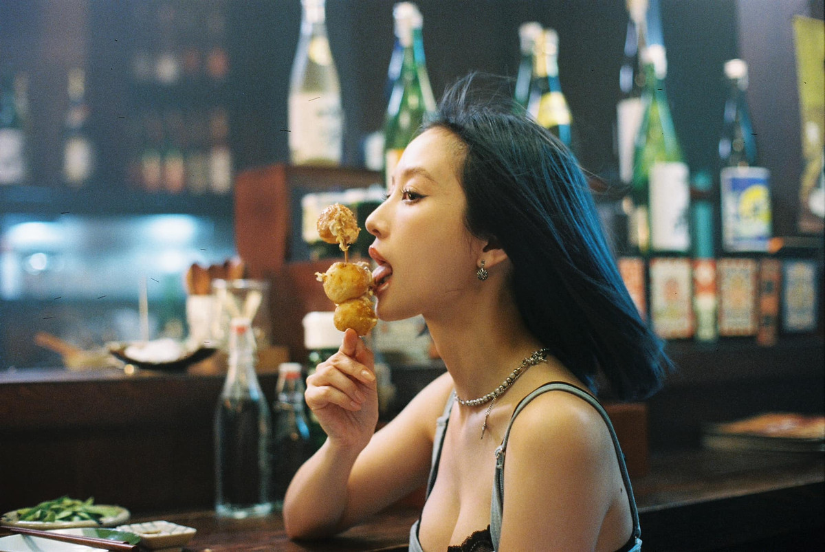 Ấn tượng nhất phải kể đến outfit "hot girl trà sữa" Jun Vũ diện set đồ denim kết hợp xu hướng "lộ viền áo ngực" với bra đen lấp ló còn được gọi là "peekaboo bra".