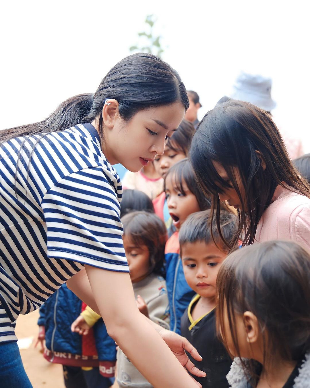 Bên cạnh đó, người đẹp cũng gây ấn tượng khi tích cực hoạt động vì cộng đồng. Điển hình như mới đây, Mie đã có mặt tại một điểm vùng cao để làm thiện nguyện cho các em bé.