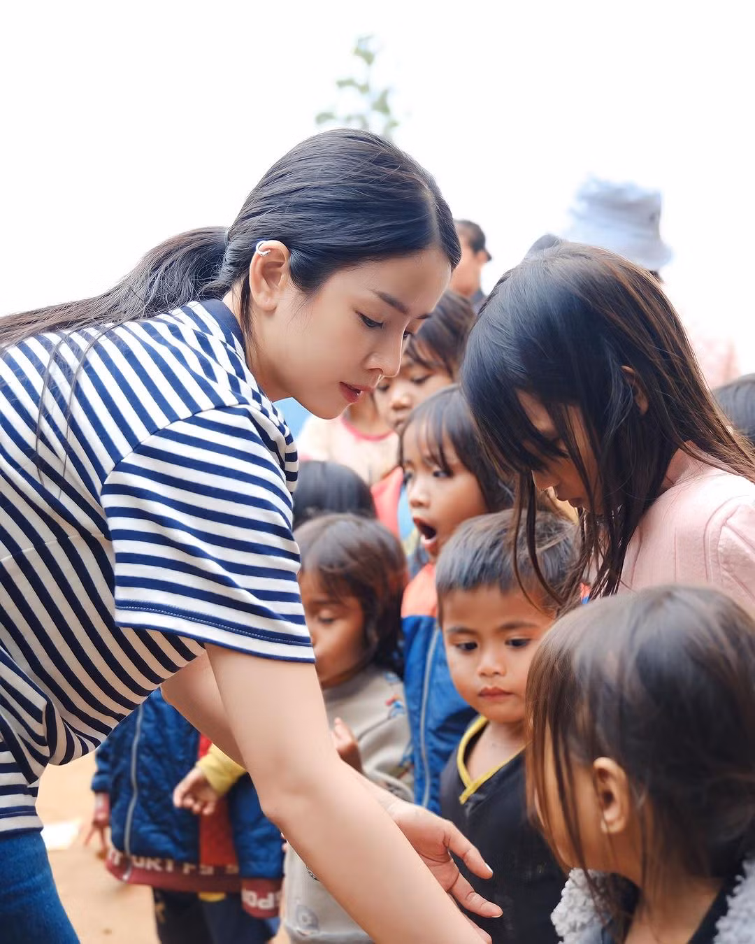 Bên cạnh đó, người đẹp cũng gây ấn tượng khi tích cực hoạt động vì cộng đồng. Điển hình như mới đây, Mie đã có mặt tại một điểm vùng cao để làm thiện nguyện cho các em bé.