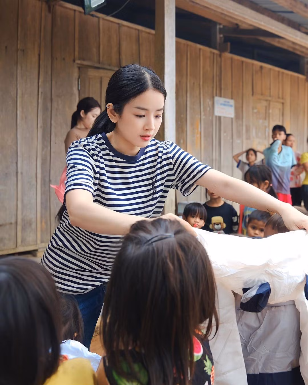 Xuất hiện trong buổi thiện nguyện này, Mie trang điểm nhẹ nhàng, ăn mặc đơn giản nhưng vẫn toát lên vẻ đẹp của của một nàng búp bê của làng DJ.