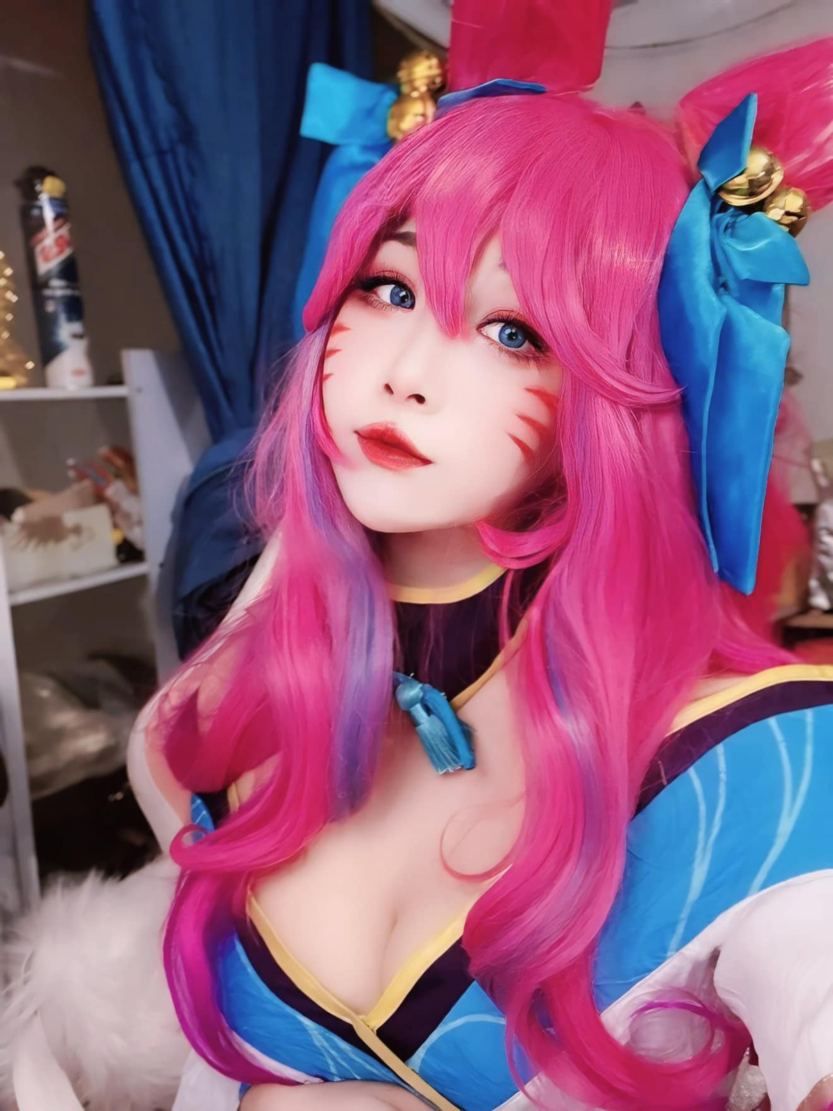 Với làn da mịn màng, đôi mắt sáng ngời và thần thái "không thể rời mắt", Mina nhanh chóng chiếm trọn trái tim của fan hâm mộ.