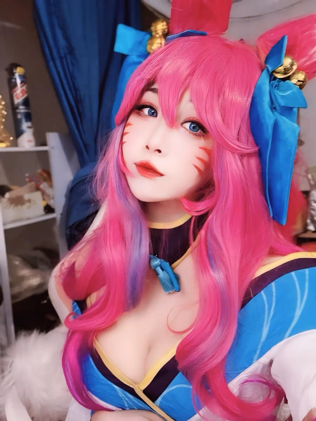 Với làn da mịn màng, đôi mắt sáng ngời và thần thái "không thể rời mắt", Mina nhanh chóng chiếm trọn trái tim của fan hâm mộ.