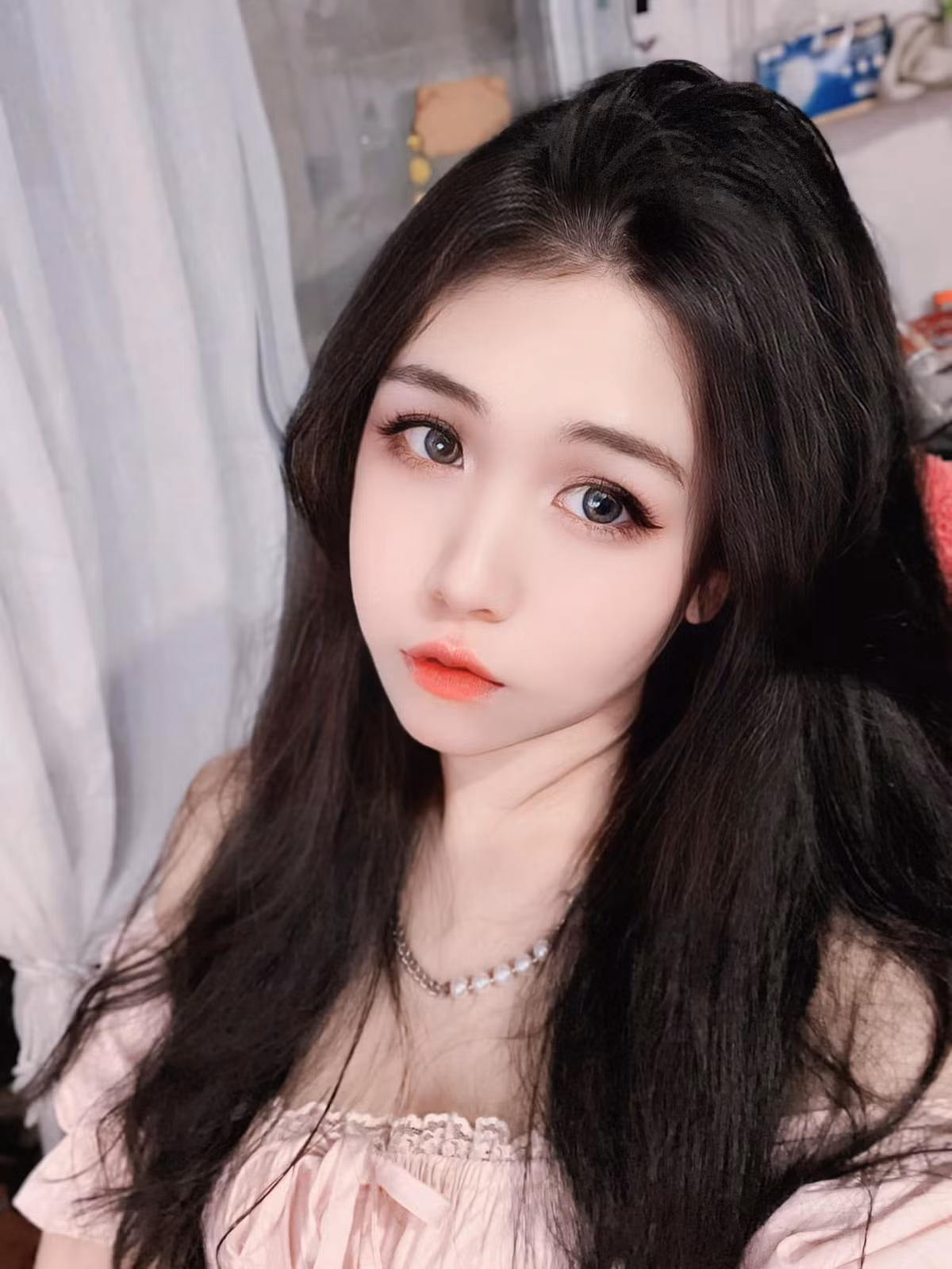 Nhan sắc đời thực của Mina không phải "dạng vừa". Gái xinh từng nhiều lần công khai hình ảnh bản thân, tạo nên sự gần gũi, chăm chỉ giao lưu với người yêu mến.