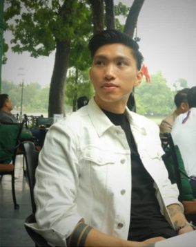 Mới đây, trên trang cá nhân cầu thủ Đoàn Văn Hậu đã đăng ảnh ngồi cafe dưới trời thu mát mẻ.